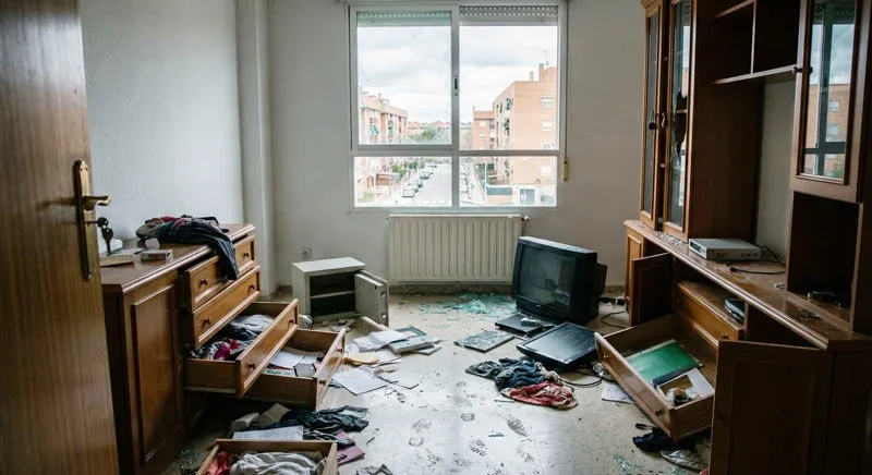 Piso revuelto tras robo en Fuenlabrada