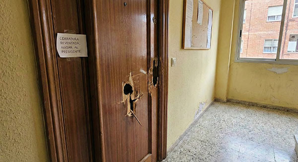 Instalación de escudo de seguridad en puerta antigua